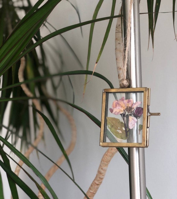 Brass Finish Mini Hanging Photo Frame Vintage - Vintage Brass Hanging Picture Frame Brass Finish Mini Hanging Photo Frame Vintage - Vintage Brass Hanging Picture Frame