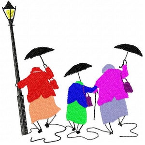 以下が含まれることがあります： 3 人が雨の中を歩いている。それぞれ黒い傘を持っている。赤いジャケットの人は先頭にいて、青いジャケットの人はその後ろ、ピンクのジャケットの人は最後尾にいる。ピンクのジャケットの人は杖を持っている。