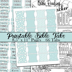 Puede incluir: Pestañas de Biblia imprimibles en color azul claro con varios patrones, incluyendo margaritas blancas, vichy blanco y lunares blancos. Las pestañas miden 8,5 pulgadas por 11 pulgadas y hay 66 pestañas en total. La imagen también muestra una ilustración en blanco y negro de una estantería con varios libros.