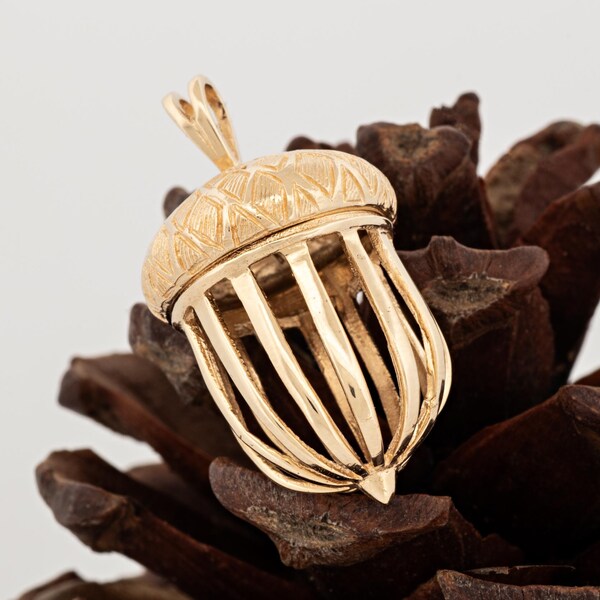 Vintage 10k Yellow Gold 3D Acorn Pendant: Memory Keeper Charm