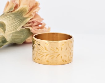 Vintage 22ct Gold Chunky Cigar Band Floral Engraving, Made in England 1964