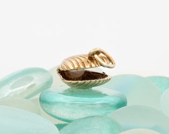 Vintage 10k Yellow Gold 3D Oyster Charm: Hidden Pearl Accent, Beachy Ocean Jewellery