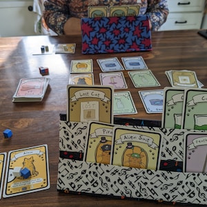 Porta cartas de pie: ¡juego con manos libres!