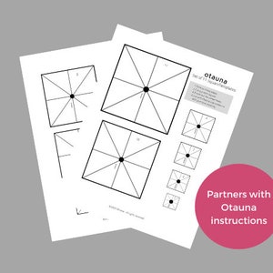 Può includere: Un set di 11 modelli quadrati stampabili per quilting, con un punto nero al centro di ogni quadrato e linee che si irradiano dal centro. Il testo "otauna Set of 11 Square Templates" è stampato nella parte superiore della pagina. Il testo "Partners with Otauna instructions" è stampato su un cerchio rosa.