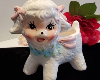 Fioriera di agnello in ceramica antropomorfa vintage, decorazione per agnello kitsch, agnello in ceramica anni '50, decorazione per la stanza dei bambini, regalo per baby shower, decorazione per la camera dei bambini