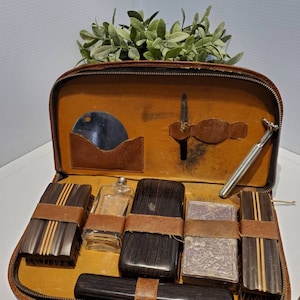 Vintage Mens Grooming Travel Kit Leather Toiletries Case Mirror, Old Mens Bathroom Travel Case, Prop Style Toiletrie Case, Movie Props