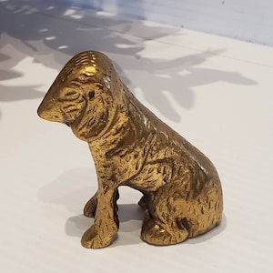 Figura de perro de latón vintage, mediados de siglo, coleccionables de latón, animales de latón, regalos para amantes de los perros, adornos para perros, perro sentado de latón, decoración para perros