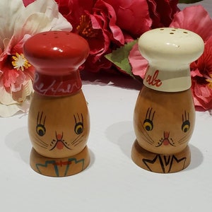Vintage Wood Bunny Chef Salt Pepper Shakers, Rabbit Chef Salt Pepper Shakers, Folk Art Bunny Salt Pepper Shakers, Hand Painted Bunnies