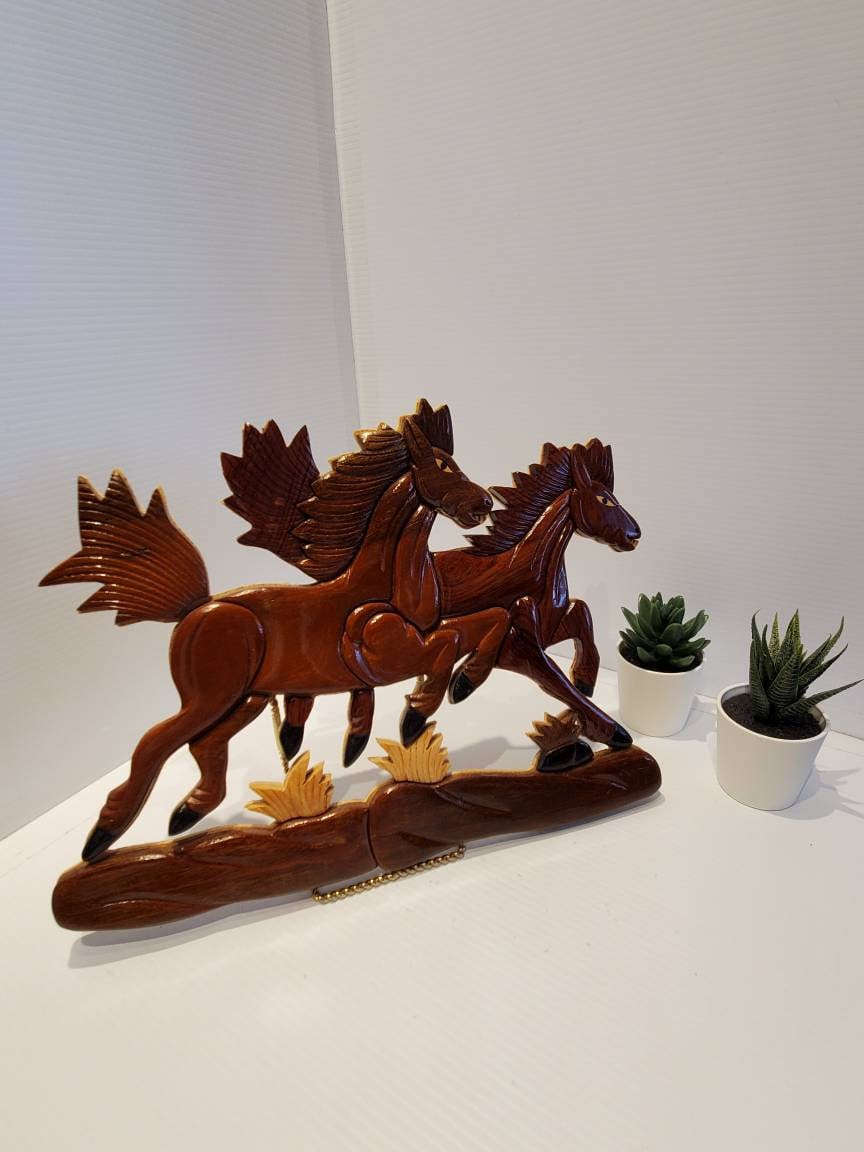 ヴィンテージのスクロール木製疾走馬の壁飾り、手作り、フォークアート