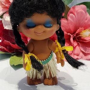 Vintage 60s Rubber Hawaiian Hula Girl Doll, Polynesian Doll, Kitsch Hawaiian, Retro Hawaiian Doll, Blue Eyeshadow Hawaii Doll, Grass Skirt