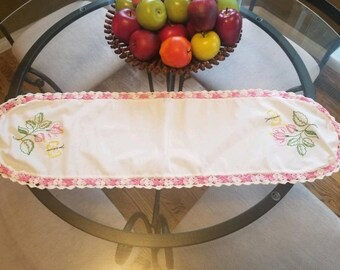 Corredor de mesa bordado de rosa y mariposa vintage con ribete de ganchillo rosa, corredores de mesa de tocador, ropa de cama vintage, ropa de mesa vieja