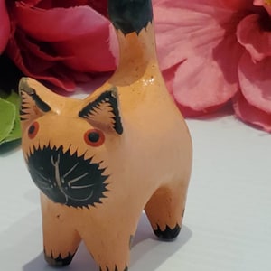 Vintage Wooden Folk Cat Figurine, Standing Cat Figurine, Hand Carved, Cat Decor, Cat Giftware, Cat Collectibles, Cat Crafting, Cat Ornament