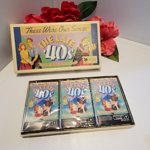 Op de afbeelding: Een set van drie cassettebandjes in een doos. De bandjes zijn gelabeld "These Were Our Songs The Late 40's" en tonen een dansend stel op de hoes. De doos is geel met het Reader's Digest logo.