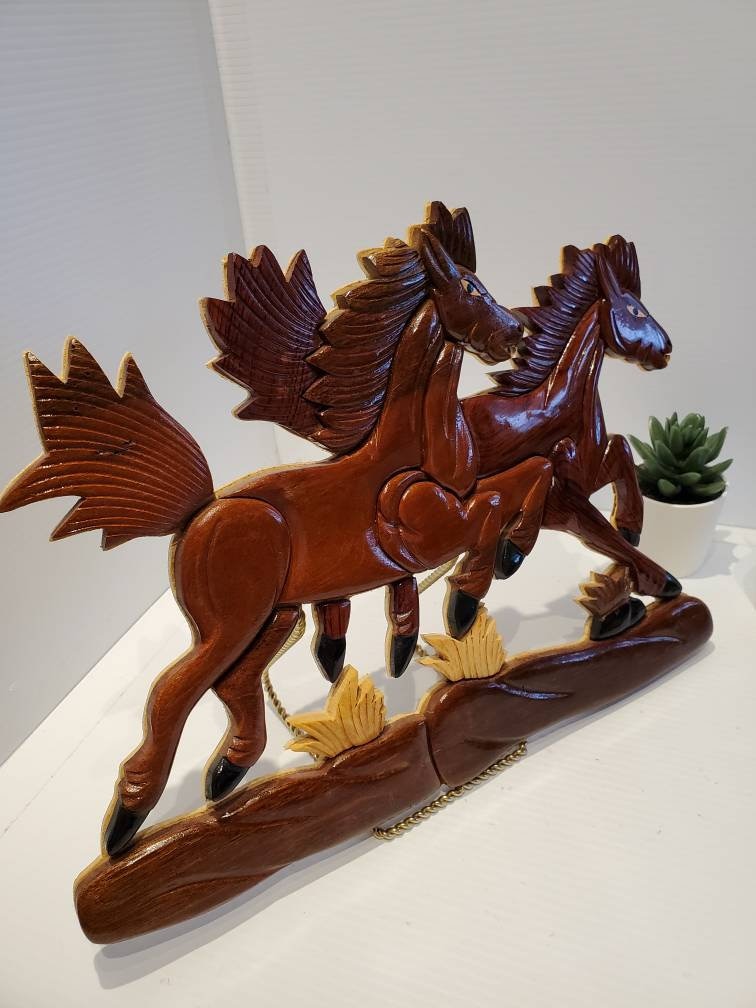 ヴィンテージのスクロール木製疾走馬の壁飾り、手作り、フォークアート