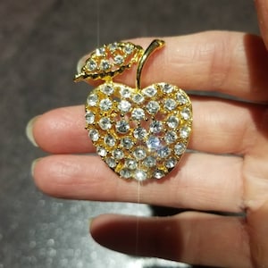 Vintage Rhinestone Apple Brooche Pin, Gold Tone, Apple Jewelry, Old Brooches, Apple Gifts, Costume Jewelry, Vintage Jewelry, Fruit Pins