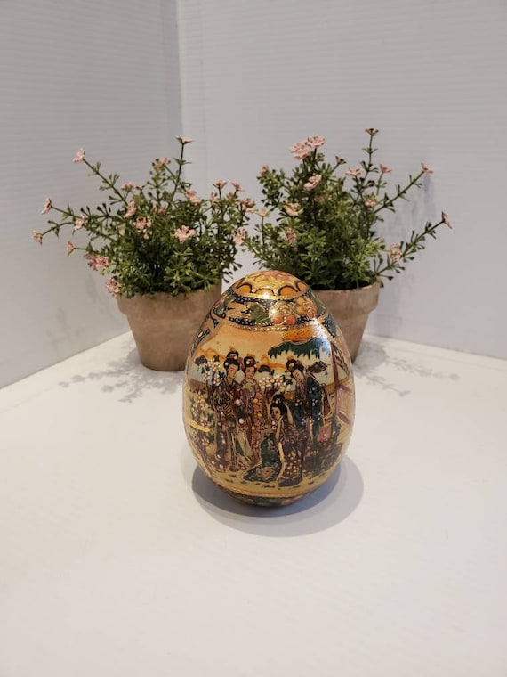 日本の陶器製装飾卵 Vintage Satusuma Geisha Women Motif Egg, Handpainted Egg