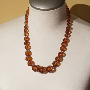 Collana di perline di plastica color marrone vintage, chiusura tono oro, collane di perline retrò, gioielli di colore marrone, collane di plastica vintage