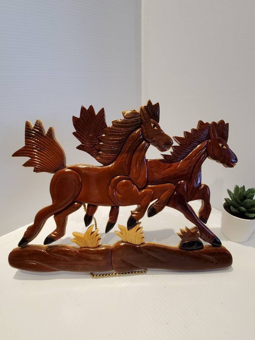 ヴィンテージのスクロール木製疾走馬の壁飾り、手作り、フォークアート