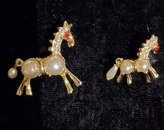 Vintage Faux Pearl Strass Horse And Foal Brooch Set, Gold Tone, Broches de cheval, Bijoux de cheval, Kitsch Horse Brooch Set, Chevaux au galop