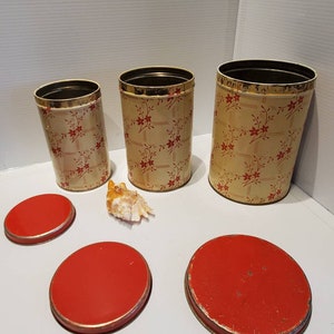Vintage rote und cremefarbene Blumenküchendosen, 1950er Jahre, 3er-Set, Retro-Kanisterbehälter, alte Küchenvorratsdosen, Retro-Küchendekoration