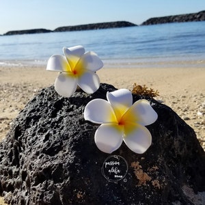 Plumeria Hair Clip, Tropical Hair Clip, Bride Headpiece, Wedding Hair Flower, Bridal Headpiece, Beach , Fascinator, Hawaiian, White