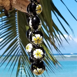 Hawaiian Kukui Nut Lei, Kukui Nut with Hand-Painted Hibiscus Flower, Hawaiian Lei, Hawaiian Jewelry, Party Lei, Wedding Lei, Beaded Necklace