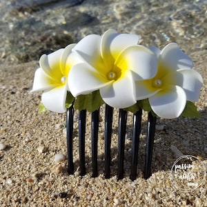 Triple Plumeria Hair Comb, Tropical Hair Comb, Bride Headpiece, Flower Comb, Bridal Headpiece, Beach , Fascinator, Hawaiian, Aloha