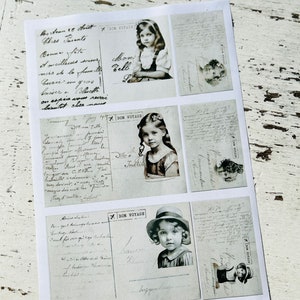 Könnte beinhalten: Eine Vintage-Postkarte mit einer handschriftlichen Nachricht und einem Schwarzweißfoto eines jungen Mädchens, das ein Kleid und einen Hut trägt. Die Postkarte hat ein blaues Flugzeug und den Text "Bon Voyage" aufgedruckt.