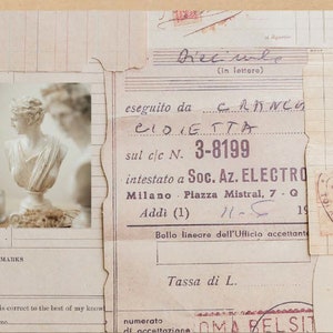Könnte beinhalten: Eine alte Quittung mit handschriftlichem Text in italienischer Sprache, darunter die Wörter "eseguito da" und "Soc. Az. ELECTRO". Die Quittung ist teilweise zerrissen und hat ein verblasstes, gealtertes Aussehen. Im Hintergrund ist eine kleine, weiße Gipsbüste einer Frau zu sehen.