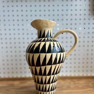 Vase brutalist Mitte des Jahrhunderts moderner Krug La Ligue Gourmand Künstler Bildhauer griechische Vase gemacht