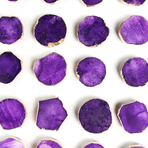 Handyständer aus lila gefärbtem Quarz mit Goldrand