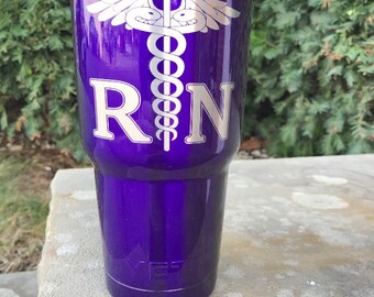Sur mesure en acier inoxydable YETI / Ozark Infirmière RN Tumbler poudre enduite Laser gravé 30 oz/20 oz n’importe quelle couleur !