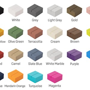 Puede incluir: Una colecci&oacute;n de peque&ntilde;os portan&uacute;meros de mesa cuadrados en varios colores, incluyendo negro, blanco, gris, dorado y rosa. Cada soporte tiene una ranura para insertar una tarjeta. El texto debajo indica el color de cada soporte.