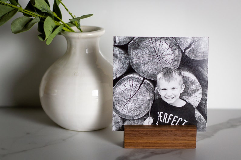Wood Photo Holder Set of 5 Walnut Cubes, Walnut Stands, Place Card Stand, Portrait Stand, Wedding Place Card Stand, Table Number Stand imagem 8