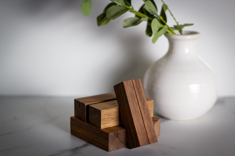 Wood Photo Holder Set of 5 Walnut Cubes, Walnut Stands, Place Card Stand, Portrait Stand, Wedding Place Card Stand, Table Number Stand imagem 4