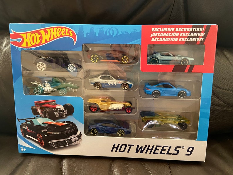 Hot Wheels 9 PACK HOLIDAY GIFT Set Diecast Cars w/ Exclusive Etsy