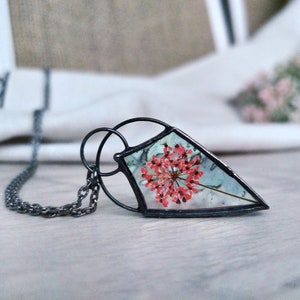 Collana con fiori veri, ciondolo con cornice di fiori pressati, veri fiori selvatici secchi, gioielli per terrari, ciondolo saldato, gioielli artistici in vetro colorato.