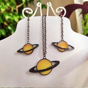 Saturn Halskette Buntglas Schmuck, Galaxie Anhänger Planet Schmuck Celestial Schmuck,Zierliches Geschenk Sonnensystem Halskette,Art Glas Saturn Set