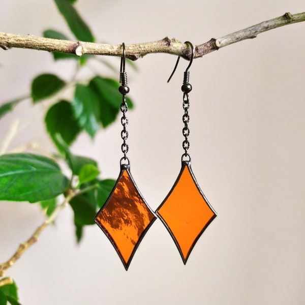 Kolczyki z pomarańczowego witrażu, Kolczyki z łapaczem słońca, Kolczyki na łańcuszku, Płonące kolczyki, Biżuteria lutowana, Prezent dla siebie, Eleganckie kolczyki w kształcie