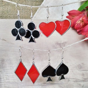 Orecchini di semi di carte Orecchini in vetro colorato, Orecchini da poker a cuore con diamanti a forma di vanga, Gioielli Tenta la fortuna, Orecchini color argento per giocatori d'azzardo