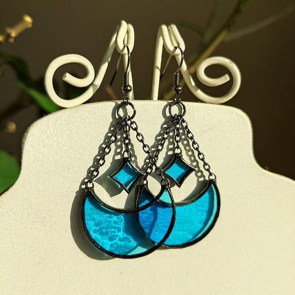 Boucles d'oreilles en vitrail bleu lune et étoile, bijoux célestes bleu ciel, boucles d'oreilles longues pour Noël, boucles d'oreilles pendantes délicates en cadeau