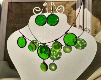 Set di gioielli in vetro colorato Collana charm, orecchini rotondi in vetro verde, regali di compleanno per ciondolo verde sorella, gioielli penzoloni verde brillante