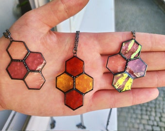 Hexagonshänge i färgat glas med honungskaka, Bi-smycken Solfångare med honung, Färgat geometriskt halsband, Solkonstglas, Bi-älskare, present