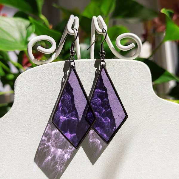 Boucles d'oreilles en vitrail violet, boucles d'oreilles attrape-soleil Bijoux en verre violet, boucles d'oreilles romantiques, cadeau de Noël, boucles d'oreilles festival