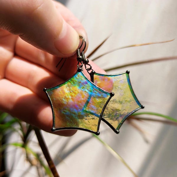 Boucles d'oreilles étoiles en vitrail, boucles d'oreilles originales, bijoux célestes, cadeau de Noël, bijoux d'art soudés, boucles d'oreilles attrape-soleil, bijoux étoiles