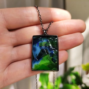 Glasmalerei-Halskette, Schmuck für Freunde, Rechteckiger Glasanhänger, Geschenk für einen Studentenfreund Schmuckgeschenk, Halskette grün blau gelötet