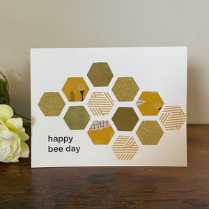 Carte Happy Bee Day - carte d'anniversaire pour un ami, carte d'anniversaire géométrique pour soeur, carte d'anniversaire pour petit garçon pour frère, carte de jeu de mots pour partenaire