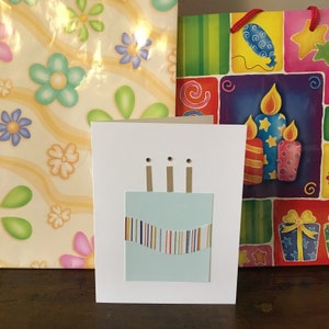 Tarjeta de feliz cumpleaños: pastel de cumpleaños colorido, tarjeta de felicitación de cumpleaños para un amigo, tarjeta linda y divertida para ella, tarjeta hecha a mano para él