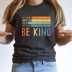 Camiseta "Sé amable", Camiseta "En un mundo donde puedes ser cualquier cosa, sé amable", Camiseta de amabilidad, Camiseta inspiradora, Camiseta retro "Sé amable", Camiseta "Sé genial" imagen 1