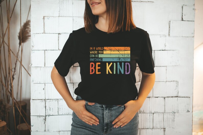 Camiseta "Sé amable", Camiseta "En un mundo donde puedes ser cualquier cosa, sé amable", Camiseta de amabilidad, Camiseta inspiradora, Camiseta retro "Sé amable", Camiseta "Sé genial" imagen 2